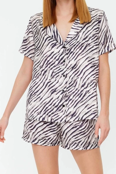 Kadın Polyester Gömlek Yaka Kısa Kol -Siyah Zebra Desenli Saten Gömlek-Şort Dokuma Pijama Takımı