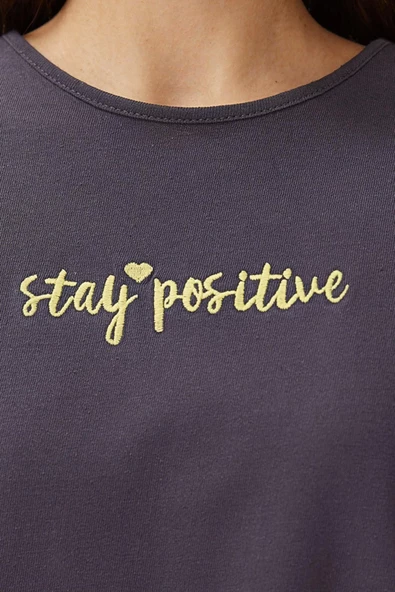 Kadın %100 Pamuk Bisiklet Yaka Kısa Kol Nakışlı Fırfır Detaylı T-shirt-Şort Örme Pijama Takımı - 4