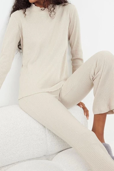 Kadın Polyester Yarım Balıkçı Yaka Uzun Kol Baby Overlok Detaylı Dik Yaka Fitilli Örme Pijama Takımı