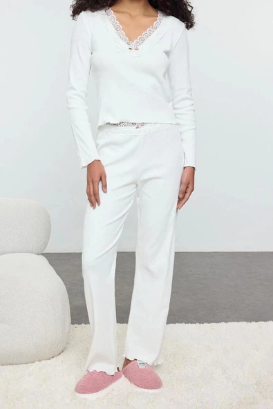 Kadın Moda Şık V Yaka Boru Paça Uzun Kol Dantelli Kurdele ve Bel Detaylı Kaşkorse Örme Pijama Takımı