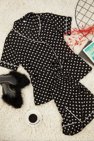 Kadın Moda Gömlek Yaka Boru Paça Kısa Kol Kuşaklı Kalp Desenli Biyeli Viskon Dokuma Pijama Takımı
