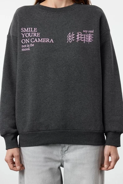 Kadın Regular Bisiklet Yaka Standart Kol Regular Basic Fit Baskılı Kalın İçi Polarlı Örme Sweatshirt