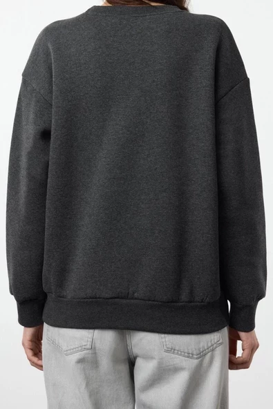 Kadın Regular Bisiklet Yaka Standart Kol Regular Basic Fit Baskılı Kalın İçi Polarlı Örme Sweatshirt - 5