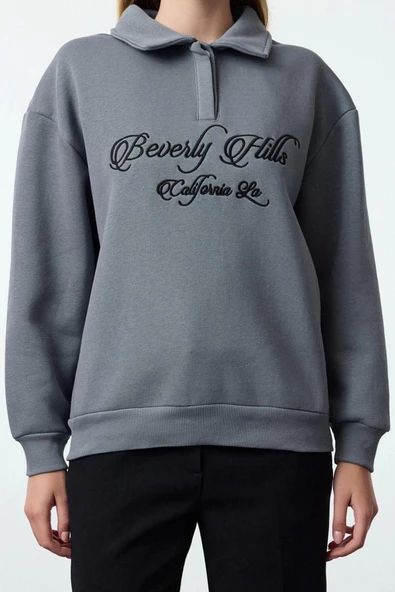 Kadın Oversize Gömlek Yaka Düşük Kol Uzun Gömlek Yaka Nakışlı Fit Kalın İçi Polarlı Örme Sweatshirt