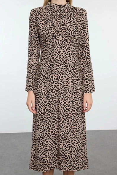 Kadın Moda Şık Midi Boy Dik Yaka Regular Animal Desen Yakası Drape Detaylı A Kesim Dokuma Elbise