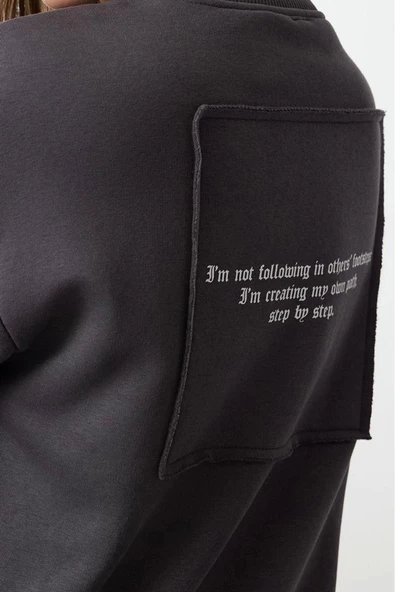 Kadın Bisiklet Yaka Düşük Kol Normal Kalıp Ön ve Sırt Baskılı Kalın Polarlı Örme Sweatshirt - 2