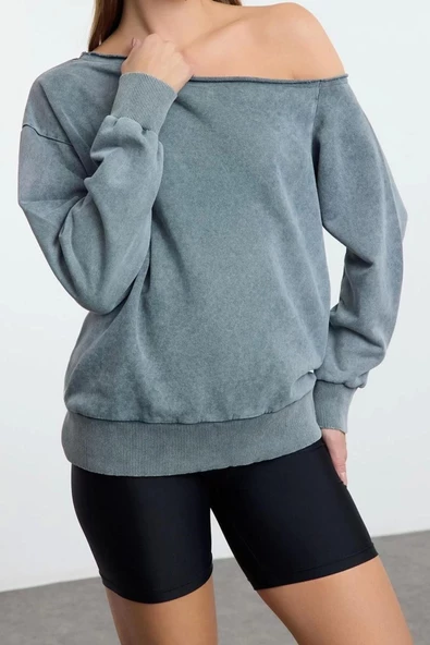 Kadın Bol Asimetrik Yaka Düşük Kol Uzun Yıkamalı Geniş Kalıp Asimetrik Yaka Kalın Örme Sweatshirt - 2