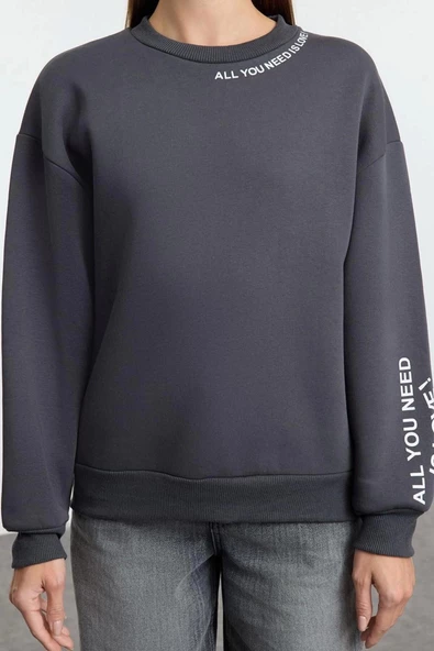 Kadın Bisiklet Yaka Düşük Kol Slogan Baskılı Normal Kalıp Kalın İçi Polarlı Örme Sweatshirt