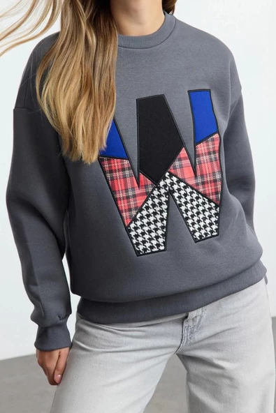 Kadın Bol Bisiklet Yaka Düşük Kol Uzun Kalın İçi Polarlı Slogan Patch Geniş Kesim Örme Sweatshirt - 2