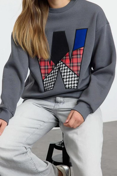 Kadın Bol Bisiklet Yaka Düşük Kol Uzun Kalın İçi Polarlı Slogan Patch Geniş Kesim Örme Sweatshirt - 3