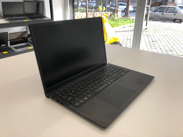DELL Vostro 15 3510 I3 - 1115G4  8 GB RAM 256 GB SSD 15.6" EKRAN - 2