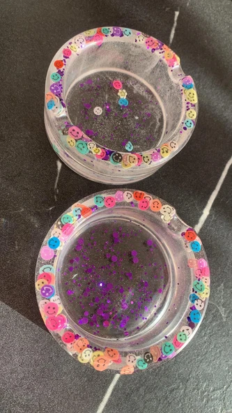 Şeffaf Renk Gülen Yüz Emoji Ve Mor Glitter Süsleme Yuvarlak Şekil Küllük El Yapımı Epoksi Hediyelik - 5