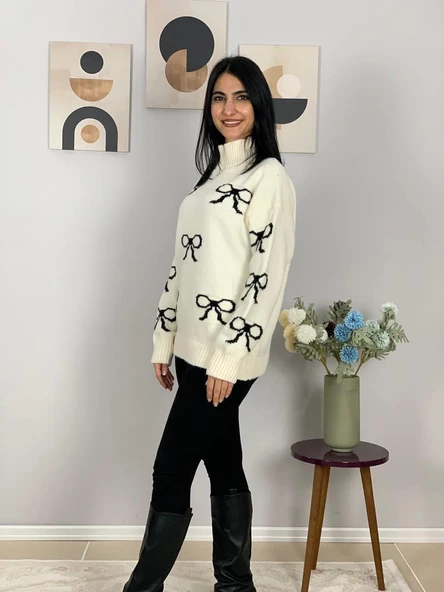 Kadın Krem Yarım Balıkçı Yaka Fiyonk Desenli Kazak - Resim 4