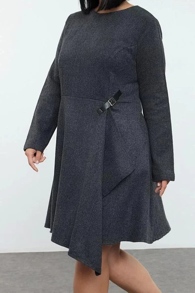 Moda Stil Relaxed Bisiklet Yaka Midi Boy Büyük Beden Tüvit Toka Aksesuarlı Dokuma Büyük Beden Elbise
