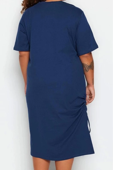 Moda Stil Relaxed Bisiklet Yaka Midi Boy Büyük Beden Yandan Büzgülü ve Yırtmaçlı Örme Elbise - 5