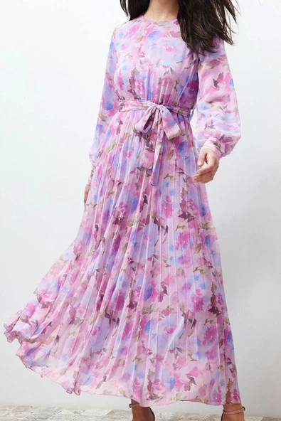 Moda Regular Bisiklet Yaka Maxi Tesettür Çiçekli Kuşak Detaylı Astarlı Piliseli Şifon Dokuma Elbise