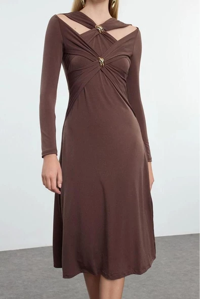 Moda Stil Fitted Asimetrik Yaka Midi Boy Aksesuar Detaylı Örme Şık Abiye Elbise