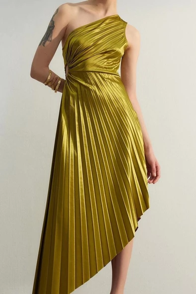 Moda Stil Fitted Asimetrik Yaka Midi Boy Asimetrik Pilise Detaylı Örme Saten Abiye Gece Elbise