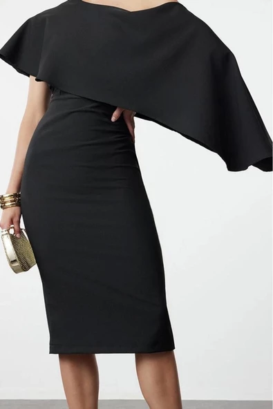 Moda Stil Fitted Asimetrik Yaka Midi Boy Vücuda Oturan Pelerin Detaylı Dokuma Şık Abiye Elbise