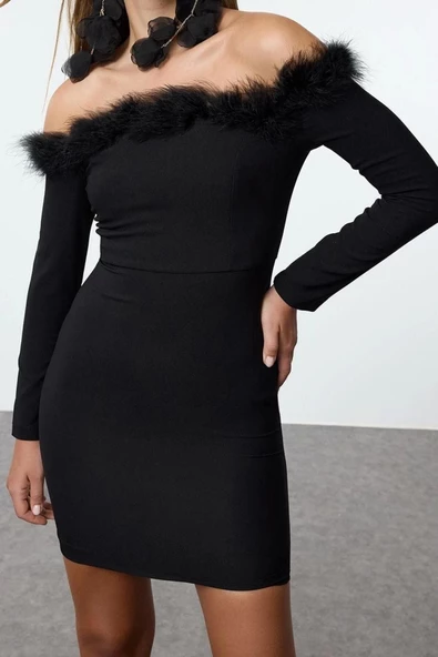 Moda Stil Fitted Carmen Yaka Mini Boy Vücuda Oturan Otriş Detaylı Dokuma Kısa Şık Abiye Elbise
