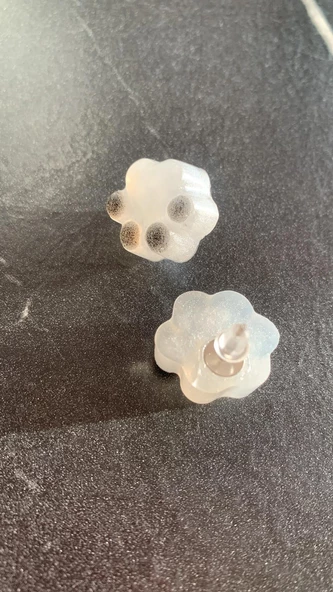 Sedefli Beyaz Siyah Renkli Kedi Köpek Pati Şekil ve Desenli Küpe Gümüş Aksesuarlı El Yapımı Epoksi ürün görseli