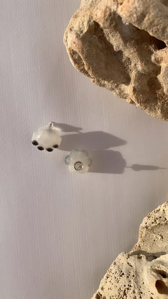 Sedefli Beyaz Siyah Renkli Kedi Köpek Pati Şekil ve Desenli Küpe Gümüş Aksesuarlı El Yapımı Epoksi - Resim 3