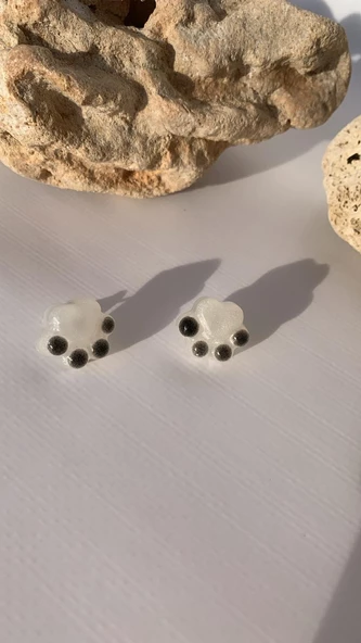 Sedefli Beyaz Siyah Renkli Kedi Köpek Pati Şekil ve Desenli Küpe Gümüş Aksesuarlı El Yapımı Epoksi - Resim 2