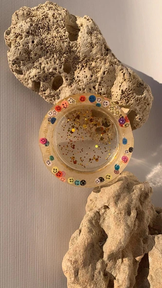 Şeffaf Renk Gülen Yüz Emoji Ve Gold Glitter Süsleme Yuvarlak Şekil Küllük El Yapımı Epoksi Hediyelik - 3