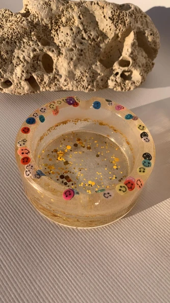 Şeffaf Renk Gülen Yüz Emoji Ve Gold Glitter Süsleme Yuvarlak Şekil Küllük El Yapımı Epoksi Hediyelik