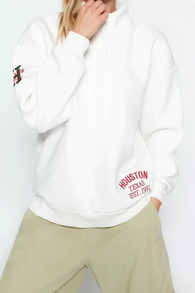Regular Dik Yaka Standart Kol Regular Kalın İçi Polarlı Nakış ve Düğme Detaylı Örme Sweatshirt