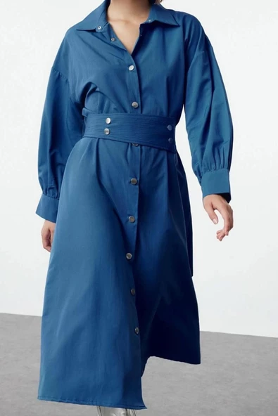 Moda Regular Gömlek Yaka Midi Boy Kuşaklı Çıtçıt Detaylı Düşük Kol Geniş Kalıp Dokuma Gömlek Elbise