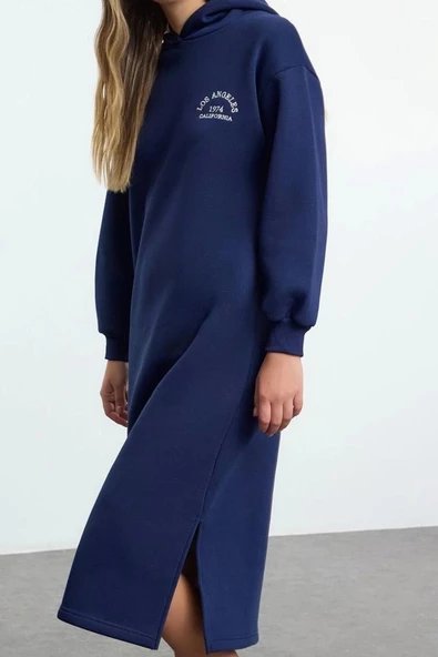 Moda Stil Relaxed Kapüşonlu Midi Boy Slogan Nakışlı Kalın İçi Polarlı Örme Sweatshirt Elbise - 4