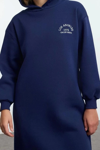 Moda Stil Relaxed Kapüşonlu Midi Boy Slogan Nakışlı Kalın İçi Polarlı Örme Sweatshirt Elbise - 2