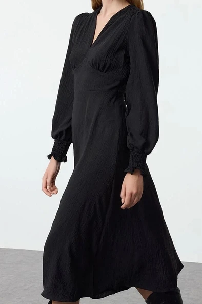 Moda Stil Regular V Yaka Midi Boy Belden Açılan Korsaj Detaylı Dokuma Elbise - Resim 3