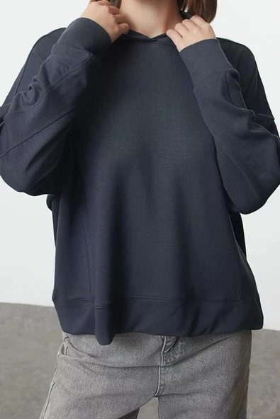 Relaxed Kapüşonlu Düşük Kol Rahat Kesim Yumuşak Tuşeli Dikiş Detaylı Örme Sweatshirt