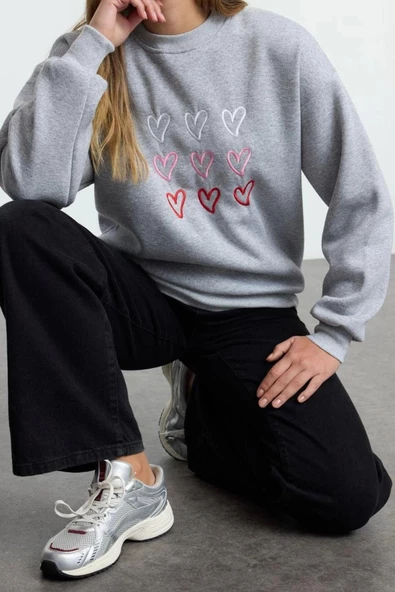 Bol Bisiklet Yaka Düşük Kol Uzun Kalp Nakışlı Geniş Kalıp Kalın İçi Polarlı Örme Sweatshirt - 2