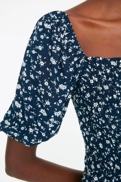 Moda Stil Relaxed Kare Yaka Mini Boy Çiçekli Skater Belden Açılan Gipeli Viskon Dokuma Elbise - 2