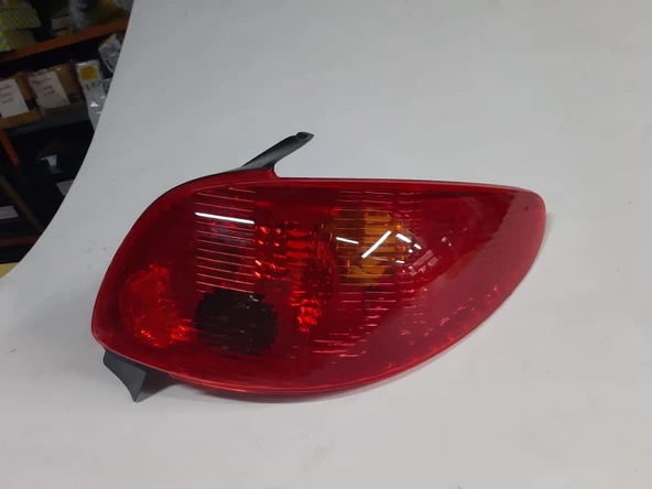 Orjinal Parça Peugeot 206 Stop Lambası Sağ yolcu tarafı şeffaf çizgili desen markası VALEO 8817 orjinal markadır - 6
