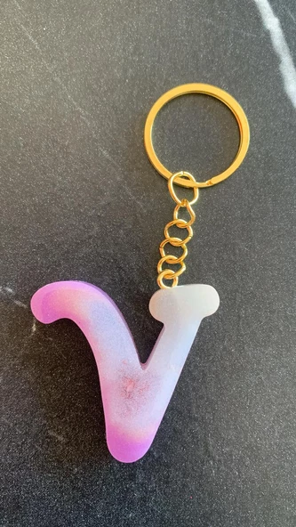 V Harfi Gökkuşağı Renkleri Kırmızı Sim Süsleme Anahtarlık Gold Aksesuarlı El Yapımı Epoksi - 3