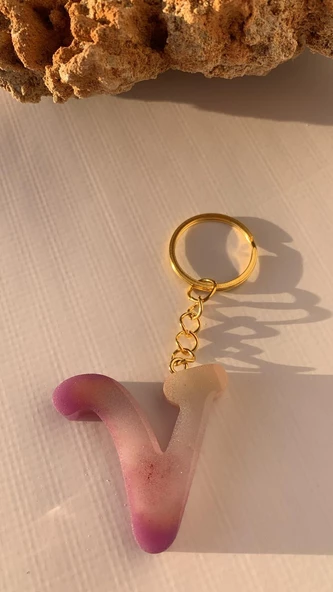 V Harfi Gökkuşağı Renkleri Kırmızı Sim Süsleme Anahtarlık Gold Aksesuarlı El Yapımı Epoksi - 5