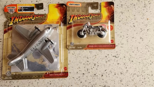 Matchbox İndiana Jones Set - Sky Busters MBX Airliner & İndiana Jones Themed Ducati Scrambler (1/64)