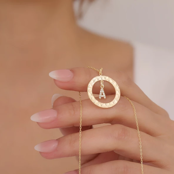 925 Ayar Gümüş Taşlı Harfli Dokulu Çerçeve Kolye ürün görseli