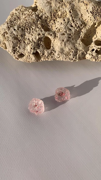 Açık Pembe Renkli Pembe Glitter Süsleme Kristal Şekil Gümüş Aksesuar Epoksi Küpe El Yapımı Hediyelik - Resim 5