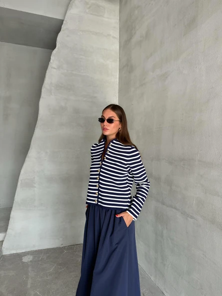Lacivert-Ekru Yakasız Çizgi Desenli Gold Düğmeli Hırka - Resim 6