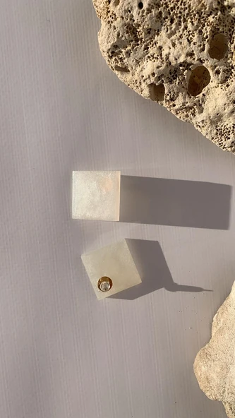 Sedefli Beyaz Renkli Orta Boy Kare Şekil Gold Aksesuarlı Epoksi Küpe El Yapımı Hediyelik - Resim 2
