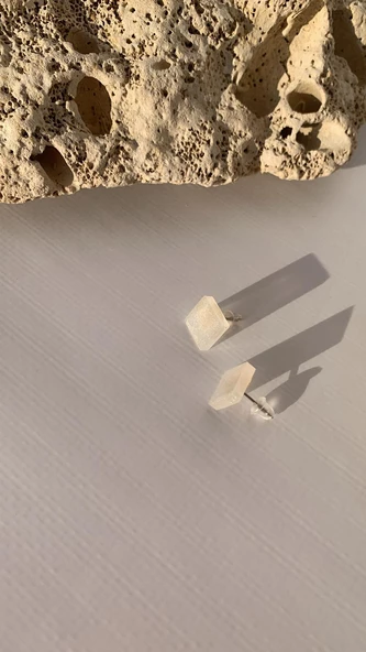 Sedefli Beyaz Renkli Küçük Kare Şekil Gold Aksesuarlı Epoksi Küpe El Yapımı Hediyelik ürün görseli