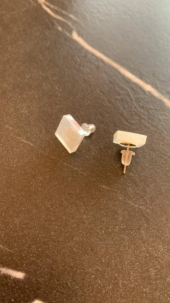 Sedefli Beyaz Renkli Küçük Kare Şekil Gold Aksesuarlı Epoksi Küpe El Yapımı Hediyelik - Resim 3