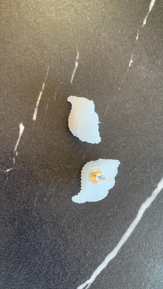 Sedefli Parlak Beyaz Renkli İstiridye Şeklinde  Gold Aksesuarlı Epoksi Küpe El Yapımı Hediyelik - 4