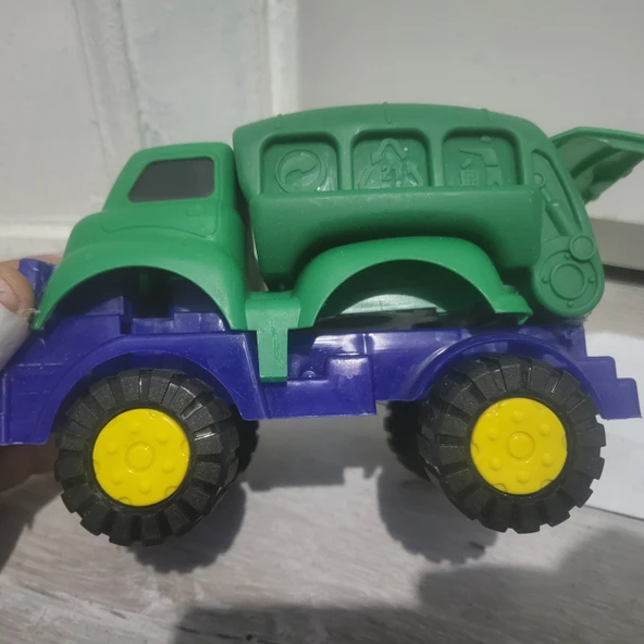 Plastik kamyon oyuncak teşhir - 3