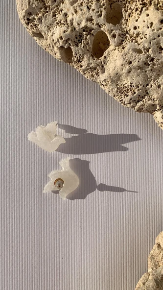 Sedefli Parlak Beyaz Renkli Güvercin Şekil Gümüş Aksesuarlı Epoksi Küpe El Yapımı Hediyelik - Resim 2